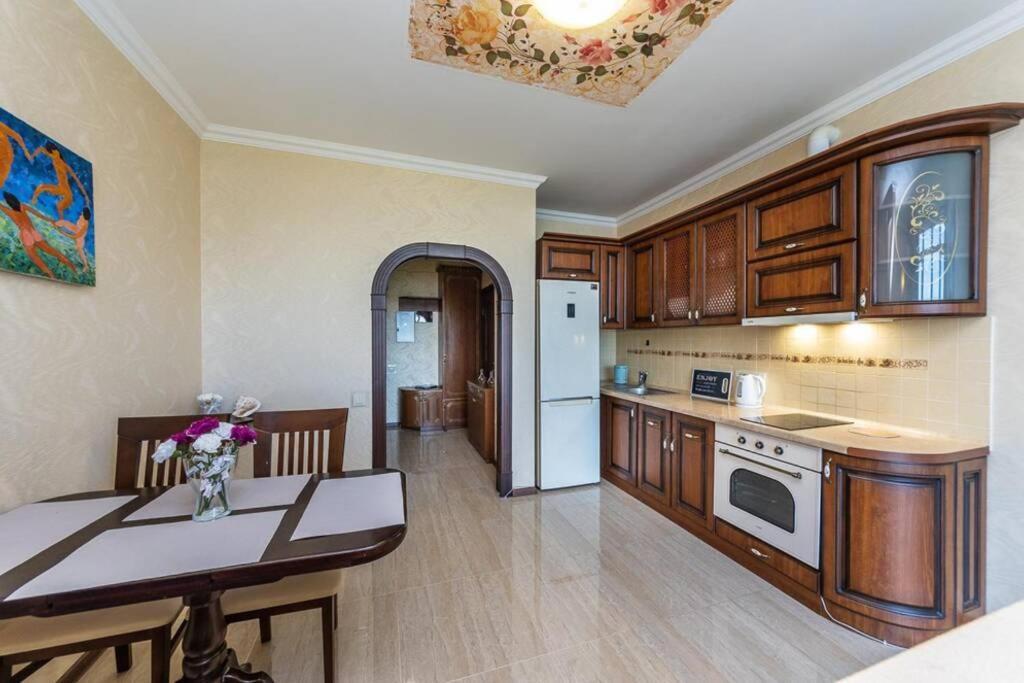 Apartments With Crazy Panoramic View Of The Dniepr Kyiv Exterior photo